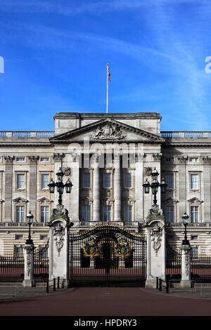 Sommer-Blick auf die Fassade des Buckingham Palace, St. James, London, England, UK Stockfoto