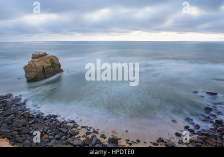 Langzeitbelichtung mit Blick auf den Pazifischen Ozean von Sunset Cliffs Natural Park in San Diego. Am späten Nachmittag an einem bewölkten Tag genommen. Stockfoto