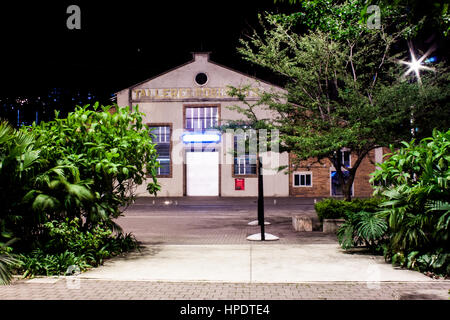 eine Nachtansicht des Museum für moderne Kunst (MAMM) in Medellín, Kolumbien Stockfoto