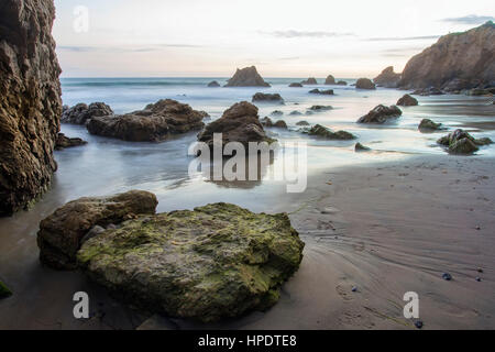 Trübe felsigen Strand Sonnenuntergang im El Matador State Park in Malibu, Kalifornien. Stockfoto