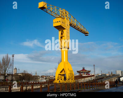 Yellow Crane, Cité des Chantiers, Ile de Nantes, Nantes, Frankreich. Stockfoto