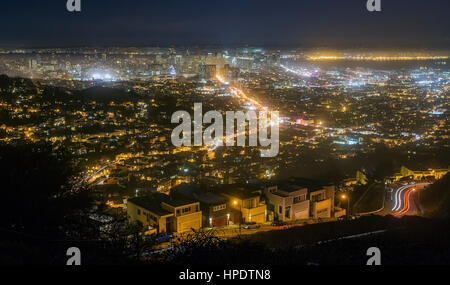 San Francisco, wie aus der Spitze von Twin Peaks in einer nebligen Nacht gesehen. Stockfoto