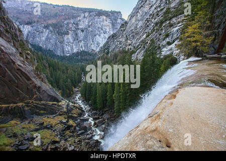 Blick von der Spitze der Vernal Falls im Yosemite-Nationalpark in Kalifornien. Stockfoto