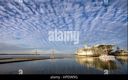 Der Flugzeugträger USS Yorktown (heute ein Museum) und Arthur Ravenel Bridge unter einem dramatischen Himmel. Charleston, South Carolina. Stockfoto