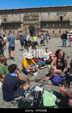 Pilgern in der Plaza del Obradoiro, Santiago de Compostela, La Coruña Provinz, Region Galicien, Spanien, Europa Stockfoto