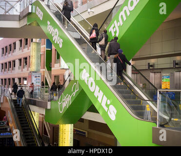 Shopper fahren eine Rolltreppe bis Kohls und anderen Geschäften in der Rego Center Mall in Queens in New York am Samstag, 18. Februar 2017, 2017. Kohls wird voraussichtlich am 23. Februar seinen vierten Quartal das Ergebnis melden.  (© Richard B. Levine) Stockfoto