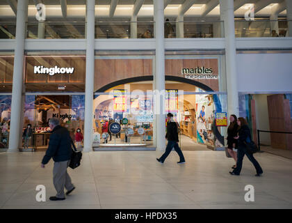 Liquidation Zeichen zieren die "Murmeln, The Brain Store" Lage in der Westfield Mall in New York auf Freitag, 17. Februar 2017. Die Kette erlitt eine schlechte 2016 und hat für Kapitel 11 Gläubigerschutz eingereicht und ist alle 37 seiner Filialen bundesweit Schalung. Das Unternehmen konzentriert sich jetzt auf e-Commerce, groß- und Geld verdienen mit seinem geistigen Eigentum.  (© Richard B. Levine) Stockfoto