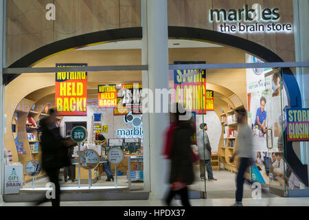 Liquidation Zeichen zieren die "Murmeln, The Brain Store" Lage in der Westfield Mall in New York auf Freitag, 17. Februar 2017. Die Kette erlitt eine schlechte 2016 und hat für Kapitel 11 Gläubigerschutz eingereicht und ist alle 37 seiner Filialen bundesweit Schalung. Das Unternehmen konzentriert sich jetzt auf e-Commerce, groß- und Geld verdienen mit seinem geistigen Eigentum.  (© Richard B. Levine) Stockfoto