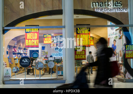 Liquidation Zeichen zieren die "Murmeln, The Brain Store" Lage in der Westfield Mall in New York auf Freitag, 17. Februar 2017. Die Kette erlitt eine schlechte 2016 und hat für Kapitel 11 Gläubigerschutz eingereicht und ist alle 37 seiner Filialen bundesweit Schalung. Das Unternehmen konzentriert sich jetzt auf e-Commerce, groß- und Geld verdienen mit seinem geistigen Eigentum.  (© Richard B. Levine) Stockfoto