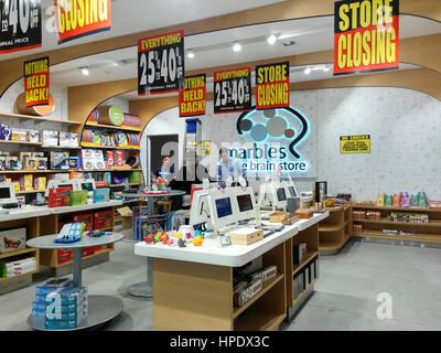 Liquidation Zeichen zieren die "Murmeln, The Brain Store" Lage in der Westfield Mall in New York auf Freitag, 17. Februar 2017. Die Kette erlitt eine schlechte 2016 und hat für Kapitel 11 Gläubigerschutz eingereicht und ist alle 37 seiner Filialen bundesweit Schalung. Das Unternehmen konzentriert sich jetzt auf e-Commerce, groß- und Geld verdienen mit seinem geistigen Eigentum.  (© Richard B. Levine) Stockfoto
