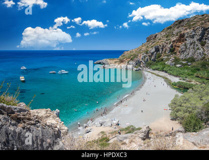 Preveli Beach in Kreta, Griechenland. Es gibt einen Palmenwald und einem Fluss im Inneren der Schlucht in der Nähe dieses Strandes. Stockfoto