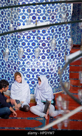 Touristen in Rustem Pasa Moschee, Istanbul, Türkei Stockfoto
