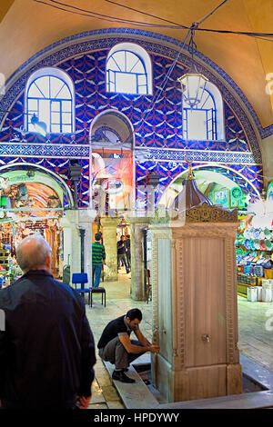 Basar, Brunnen aus Marmor auf Keseciler Straße in der Takkeciler Straße, Istanbul, Türkei Stockfoto