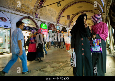 Kunden suchen ein Schaufenster im großen Basar, Geschäfte Juwelier Zone, Kalpakcilar Straße, Istanbul, Türkei Stockfoto