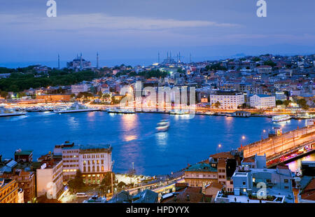 Skyline von Istanbul mit Blick über das Goldene Horn und die Galata-Brücke, Blick vom Galata-Turm. Im Hintergrund Hagia Sophia am linken und der blauen Moschee Stockfoto