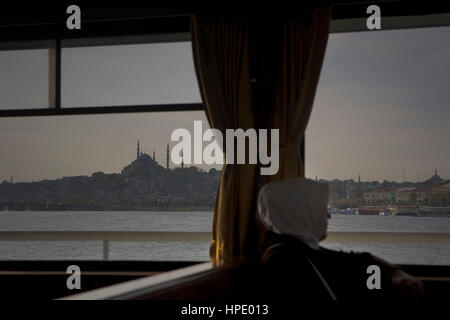 Boot am Goldenen Horn, im Hintergrund Süleymaniye Moschee Istanbul, Türkei Stockfoto