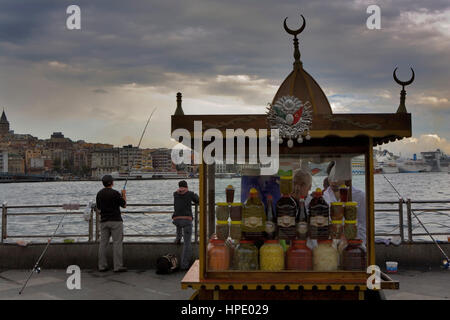 Fischer und Stall von Lebensmitteln auf das Goldene Horn, im Stadtteil Eminönü in der Nähe von Galata-Brücke, im Hintergrund Stadtteil Beyoglu, Istanbul. Turkei Stockfoto