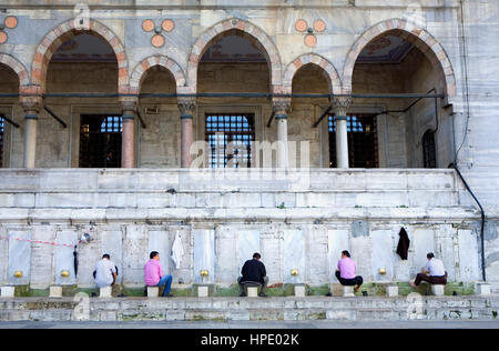 Waschungen in Yeni Cami Moschee. Viertel Eminonu, Istanbul. Turkei Stockfoto