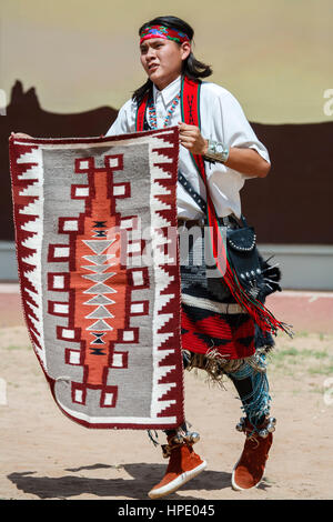 Männliche indische Tänzerin, Weben Tanz, Gallup Inter-Tribal Zeremoniell, New-Mexico USA Stockfoto