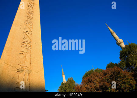Obelisk von Theodosius im Hippodrom von Konstantinopel und Minarette der blauen Moschee (Sultan-Ahmet-Moschee), Istanbul, Türkei Stockfoto