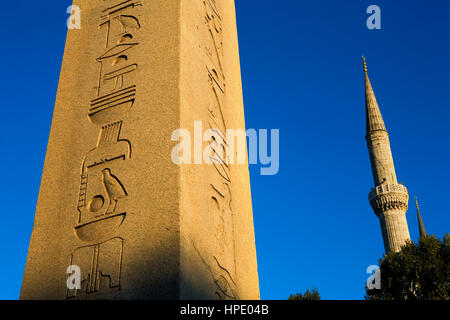 Obelisk von Theodosius im Hippodrom von Konstantinopel und Minarett der blauen Moschee (Sultan-Ahmet-Moschee), Istanbul, Türkei Stockfoto