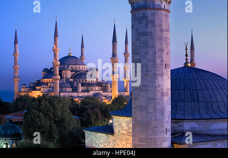 Moschee Sultan Ahmet (blaue Moschee). Auf richtige Kuppel und Minarett der Moschee Firuz Aga. Istanbul. Turkei Stockfoto