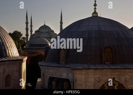 Kuppeln der Hagia Sophia, blaue Moschee (Sultan Ahmed Mosque) Hintergrund. Istanbul, Türkei Stockfoto