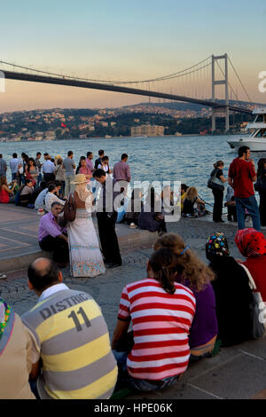 Ortakoy Shil Park. Bosporus und Bosporus-Brücke (Bogazici Brücke). Im Stadtteil Ortaköy.  Istanbul. Turkei Stockfoto