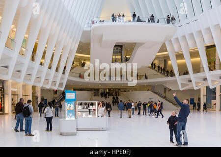 Shopping-Fans und Touristen genießen den Blick ins Innere der Oculus und Geschäfte im Einkaufszentrum Westfield World Trade Center in New York City. Stockfoto