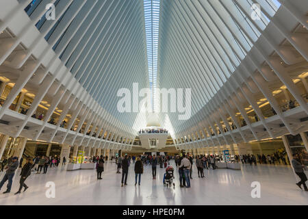 Shopping-Fans und Touristen genießen den Blick ins Innere der Oculus und Geschäfte im Einkaufszentrum Westfield World Trade Center in New York City. Stockfoto