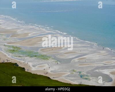 Blick auf Plage du Cap Blanc Nez (Strand) von oben. Ebbe, viele Leute am französischen Strand entlang den Ärmelkanal im Juli. Stockfoto