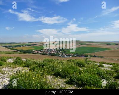 Mit Blick auf französische Stadt Hamiot von Cap Blanc-Nez am Ärmelkanal. Weiten Blick über Stadt und Felder. Stockfoto