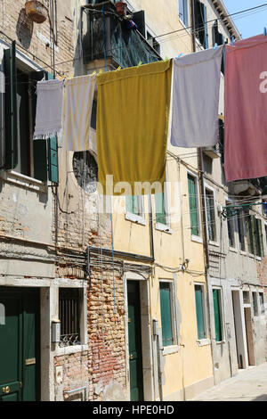 Venedig Italien Kleidung so hängen in der Straße Calle in italienischer Sprache Stockfoto