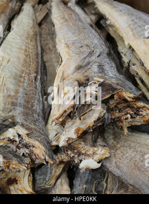 Geräucherten Kabeljau Fisch trocken zum Verkauf auf dem lokalen Markt Stockfoto