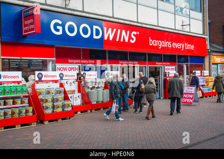 Goodwins Schnäppchen jeder Zeit Schnäppchen Shop zieht Massen an einen neuen Shop am Eröffnungstag in North Yorkshire Stockfoto