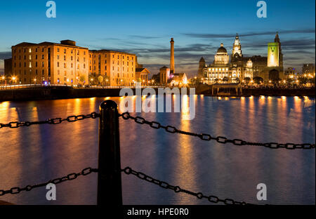 Salthouse Dock. Zu den rechten der drei Grazien des Pier Head (Royal Liver Building, das Cunard Building und Port of Liverpool Building. Zum l Stockfoto