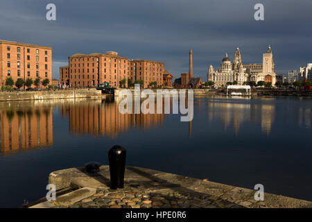 Salthouse Dock. Zu den rechten der drei Grazien des Pier Head (Royal Liver Building, das Cunard Building und Port of Liverpool Building. Zum l Stockfoto