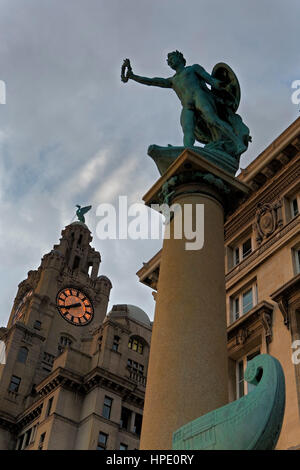 Pier Head. Um die richtige Cunard Building und auf der linken Seite des Glockenturms des königlichen Leber Building.Liverpool. England. UK Stockfoto