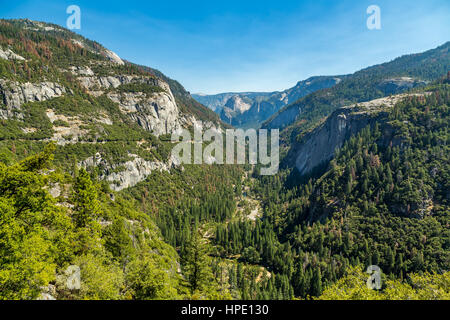 Ein Blick auf Yosemite Valley aus Big Oak Flat Road East in Richtung Kathedrale Felsen und Bridalveil Falls. Stockfoto