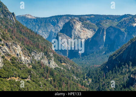 Ein Blick auf Yosemite Valley aus Big Oak Flat Road East in Richtung Kathedrale Felsen und Bridalveil Falls. Stockfoto
