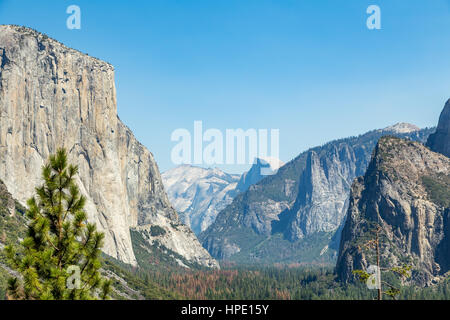 Tunnel View ist eine malerische Aussichtspunkt auf die State Route 41 im Yosemite National Park. Die ikonischen und weitläufigen Blick auf Yosemite Valley aus der Blick-Punkt-hav Stockfoto