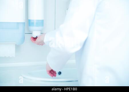 Arzt Händedesinfektion durch spezielle medizinische Verwendung Seife. Hand-Reinigung in der Klinik. Stockfoto