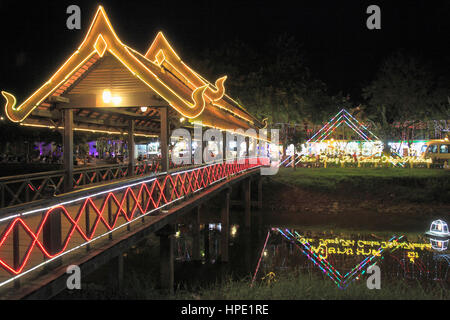 Kambodscha, Siem Reap, Fluss, beleuchtete Brücke, Kunstzentrum, Nachtmarkt, Stockfoto