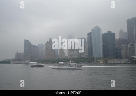 Manhattan-Bucht an einem nebligen Tag, New York, USA Stockfoto