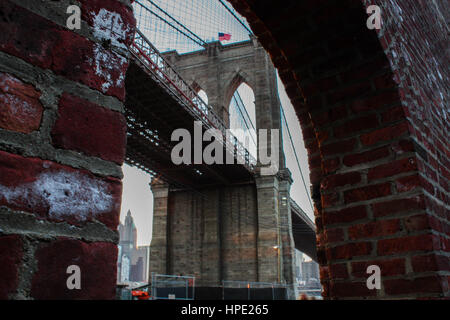 Blick auf Brooklyn Bridge durch gemauerte Bogen Fenster Stockfoto