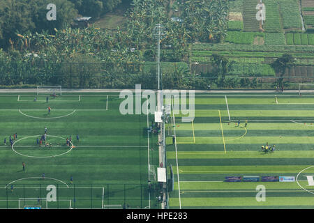 Guangzhou, China. Februar 2017. Menschen spielen Fußball in einem Sportpark in der Nähe von Hof-Feld. Stockfoto