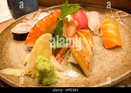 Leckere Sushi auf dem Teller - soft-Fokus, Weißabgleich abgestimmt Stockfoto