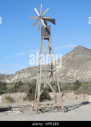 Hölzerne Windmühle in Fort Bravo Film eingestellt, Tabernas-Wüste, Almeria, Spanien Stockfoto