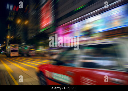 Bewegung verwischt Stadt Hintergrund im Geschäftsviertel von Hong Kong Stockfoto