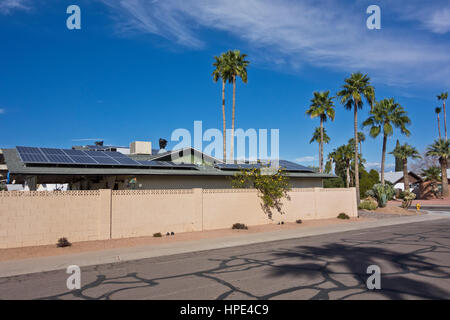 Sonnenkollektoren auf dem Hausdach in Phoenix, Arizona Wohnviertel. Stockfoto